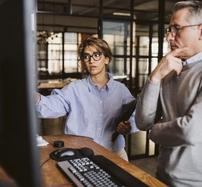 Kollegor Samarbetar Vid Dator På Kreativt Kontor