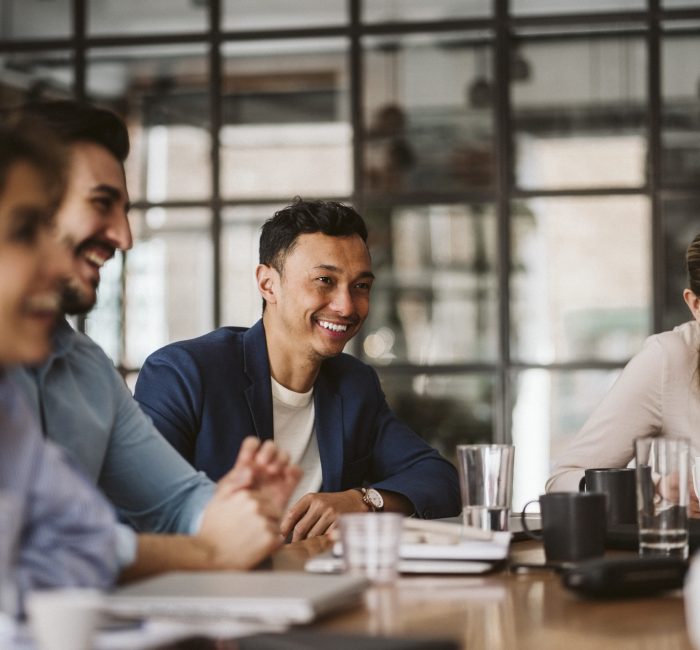 Leende Grupp Kollegor Sitter Runt Konferensbord Under Möte